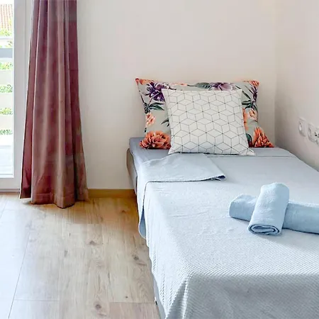 Appartement Gorgeous In With House Sea View